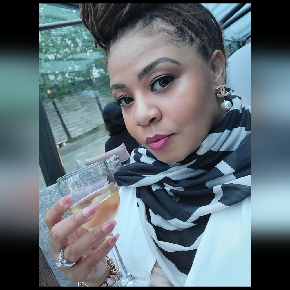 $10 LUXE Makeup & Skin Care - Picture 3 of 16